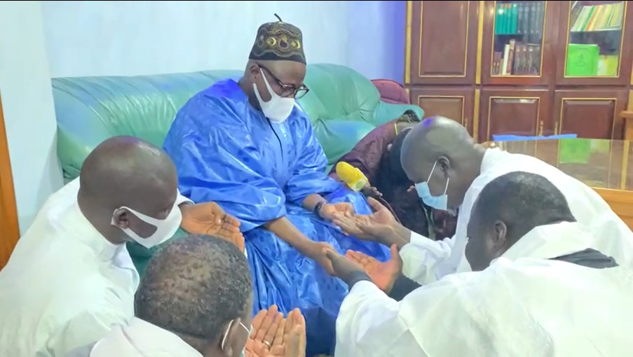 Vidéo: Ce que Serigne Abdou Samad Mbacke a dit à Youssou Diop et à la famille d'Atou Diagne ...