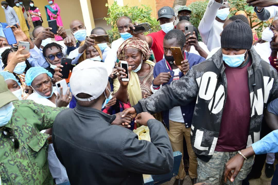 Ousmane  Sonko à l’hôpital Idrissa Pouye de Grand Yoff 