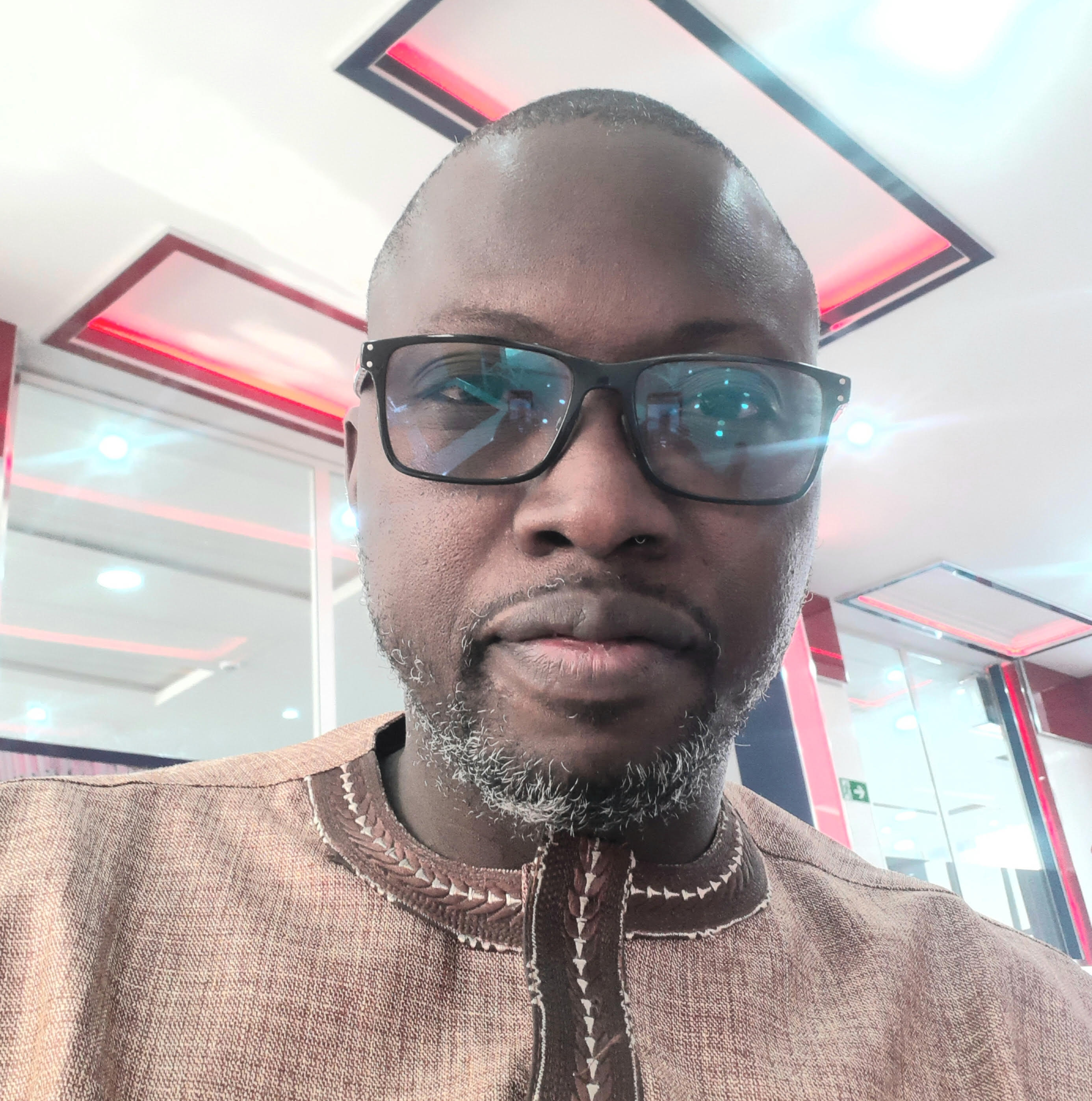 LE PRÉSIDENT MACKY SALL : UN GÉNÉRAL À LA CROISÉE DES CHEMINS (Par Cissé Kane NDAO Président A.DE.R)