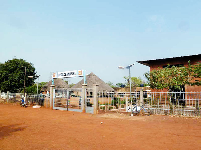 Hôpital de Ninéfécha, le bijou des Wade : Des habitations vétustes, des véhicules en panne..."