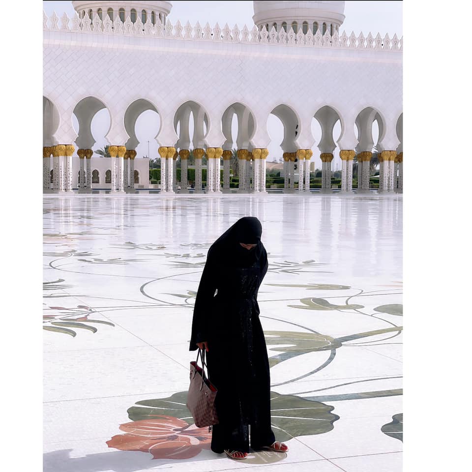 Queen Biz visite une mosquée avec cette tenue et recolte des critiques (Photos)