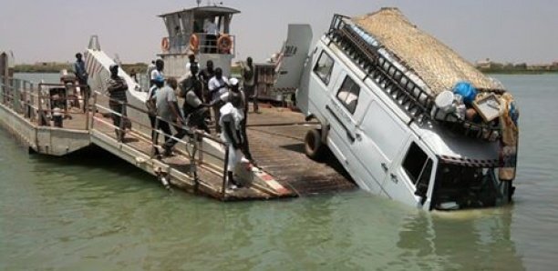 Rosso Sénégal: un minicar chute du bac et tombe dans le fleuve