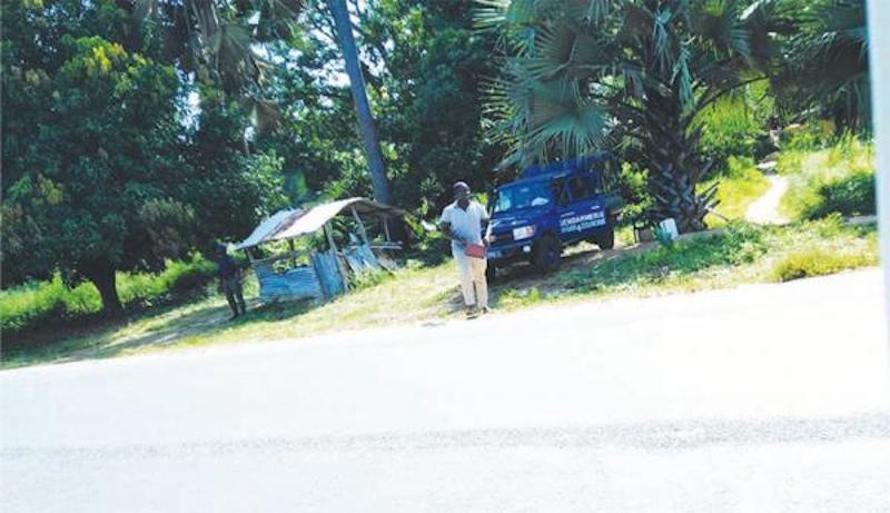 Litige foncier à Kanténe : La gendarmerie empêche les journaliste de couvrir la manifestation.. 