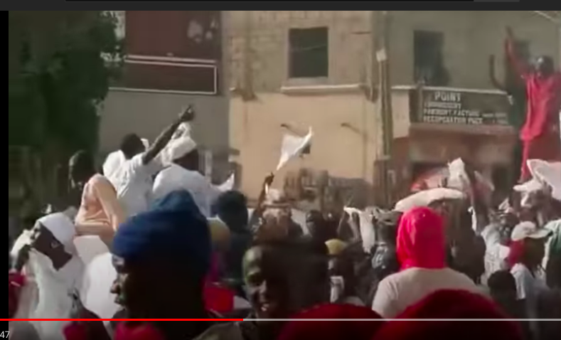 Oumar Guèye chassé à coups de pierres à Keur Ndiaye Lô (VIDÉO)