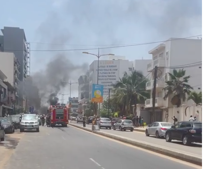 Almadies, une Ford Escape prend feu