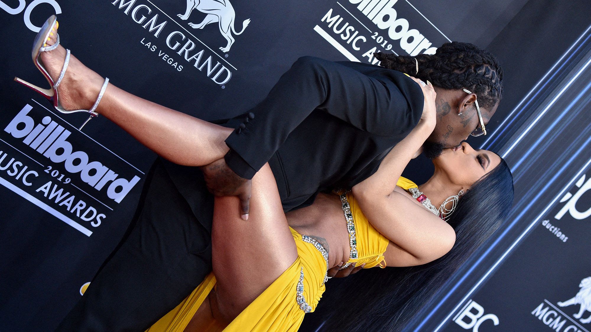 C'est sur la scène des "BET Awards" que Cardi B dévoile sa grossesse