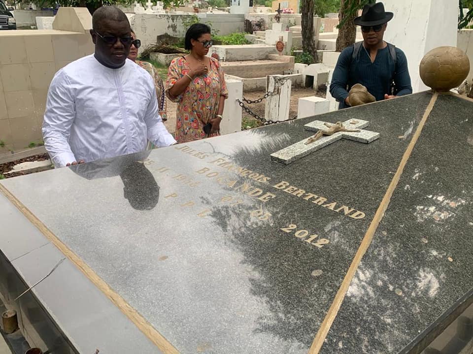 Émouvant recueillement d'Abdoulaye Baldé et d'El Hadji Diouf sur la tombe de Jules François Bocandé 