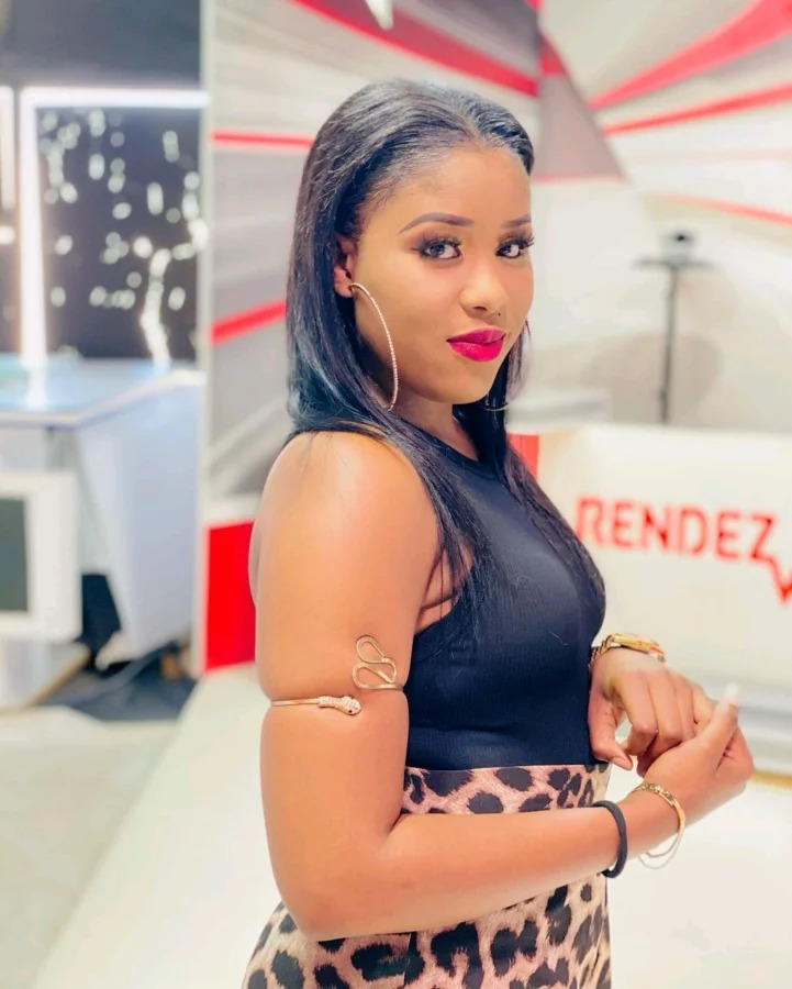 La ravissante Julie actrice dans la série ” Infidèles”