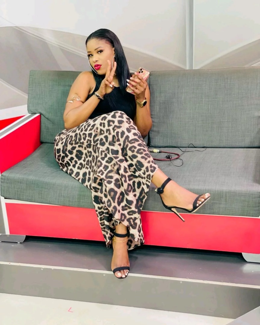 La ravissante Julie actrice dans la série ” Infidèles”