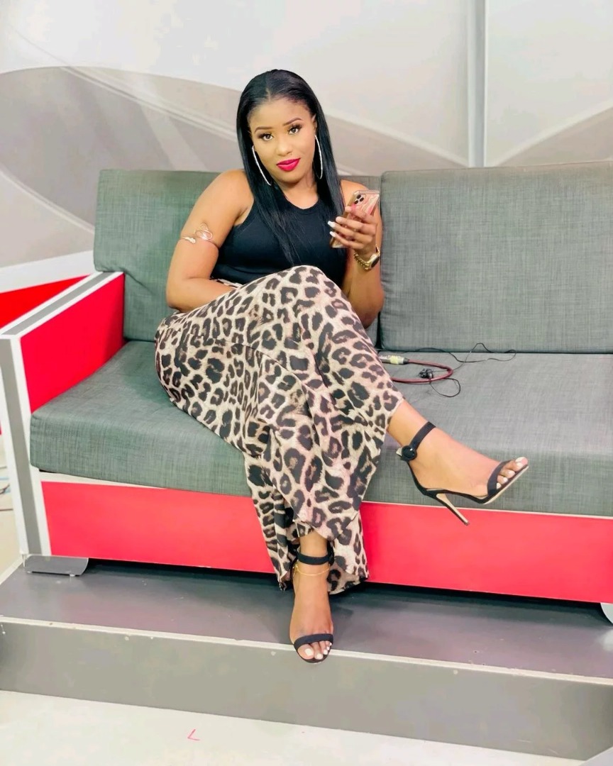 La ravissante Julie actrice dans la série ” Infidèles”