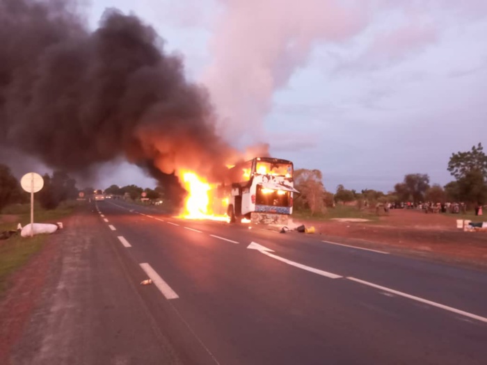 Kaolack : Un bus prend feu à l'entrée de Ngathie Naoudé