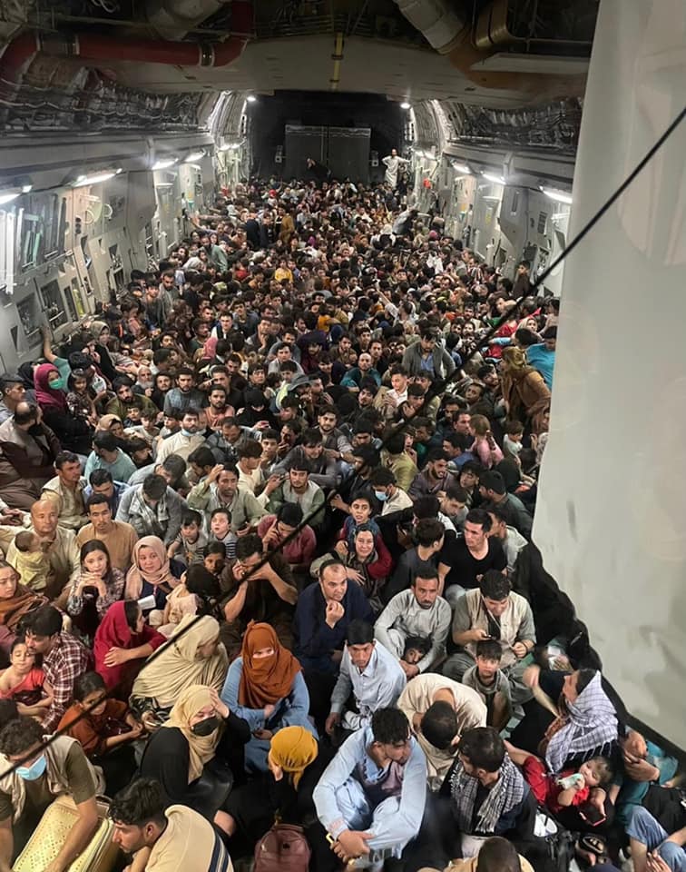 Afghanistan: l’image incroyable d’un avion militaire américain bondé en partance de Kaboul 