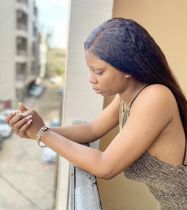 Dieyna Baldé jette ses téléphones dans le canal de Ngor