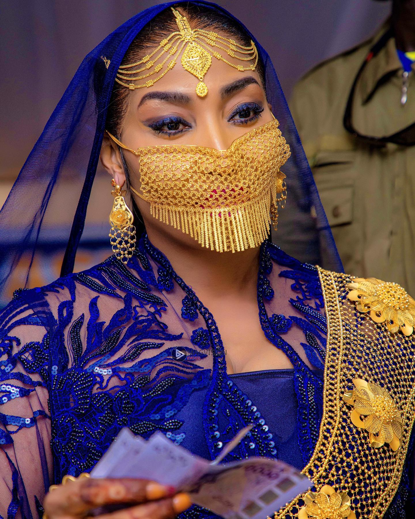 Ngoye Fall, la jeune dame qui "joue" avec l'argent 