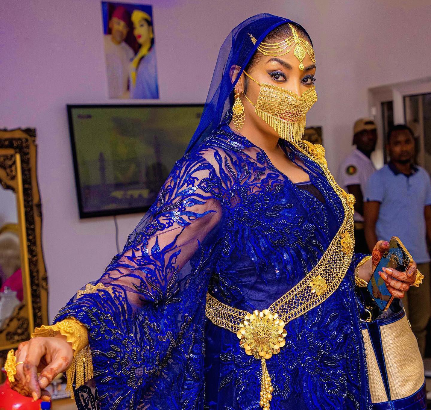 Ngoye Fall, la jeune dame qui "joue" avec l'argent 