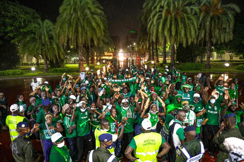 Les supporters de "Allez Casa" chauffent le Palais de la république 