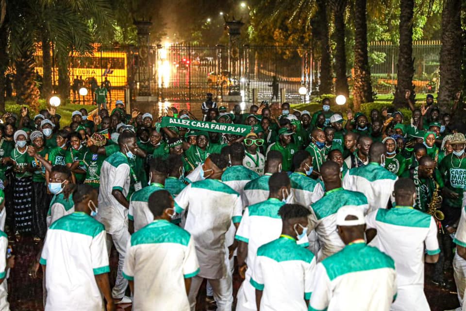 Les supporters de "Allez Casa" chauffent le Palais de la république 