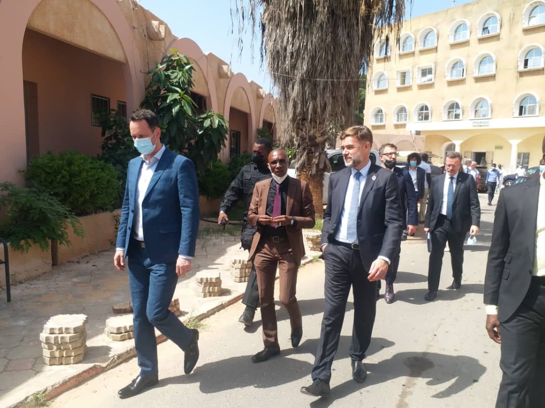 Visite du ministre de l'Économie, de la Coopération et de l'Action humanitaire du Luxembourg, Franz Fayot, à L'hôpital Abass Ndao.