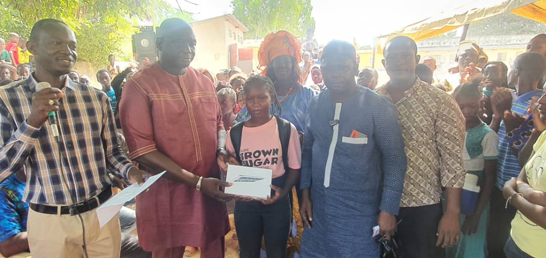 ​ IEF Ziguinchor : Seydou Sane Prime les 10 meilleurs élèves de CM2 de l'école élémentaire Birame Beye