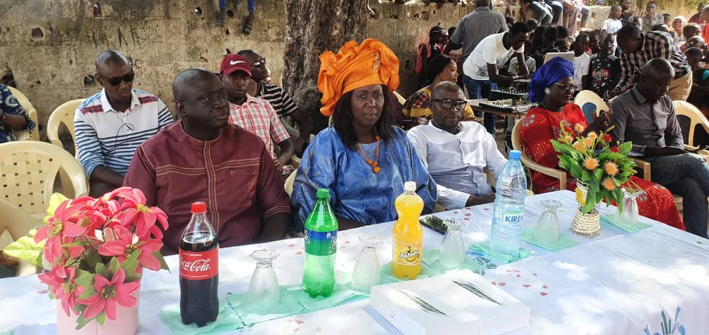 ​ IEF Ziguinchor : Seydou Sane Prime les 10 meilleurs élèves de CM2 de l'école élémentaire Birame Beye