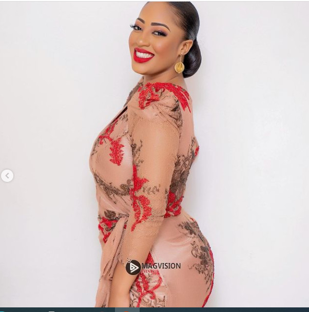 Betty Dia sexy en robe moulante (Photos)