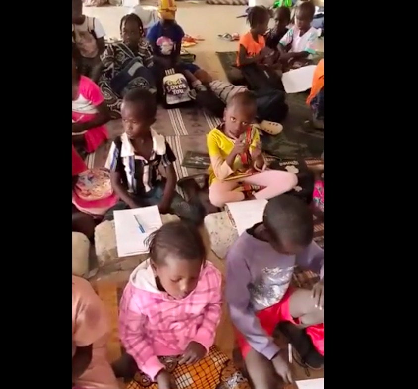 Scandale à Kolda : Des élèves assis sur le sol... des briques à usage de table(Vidéo)