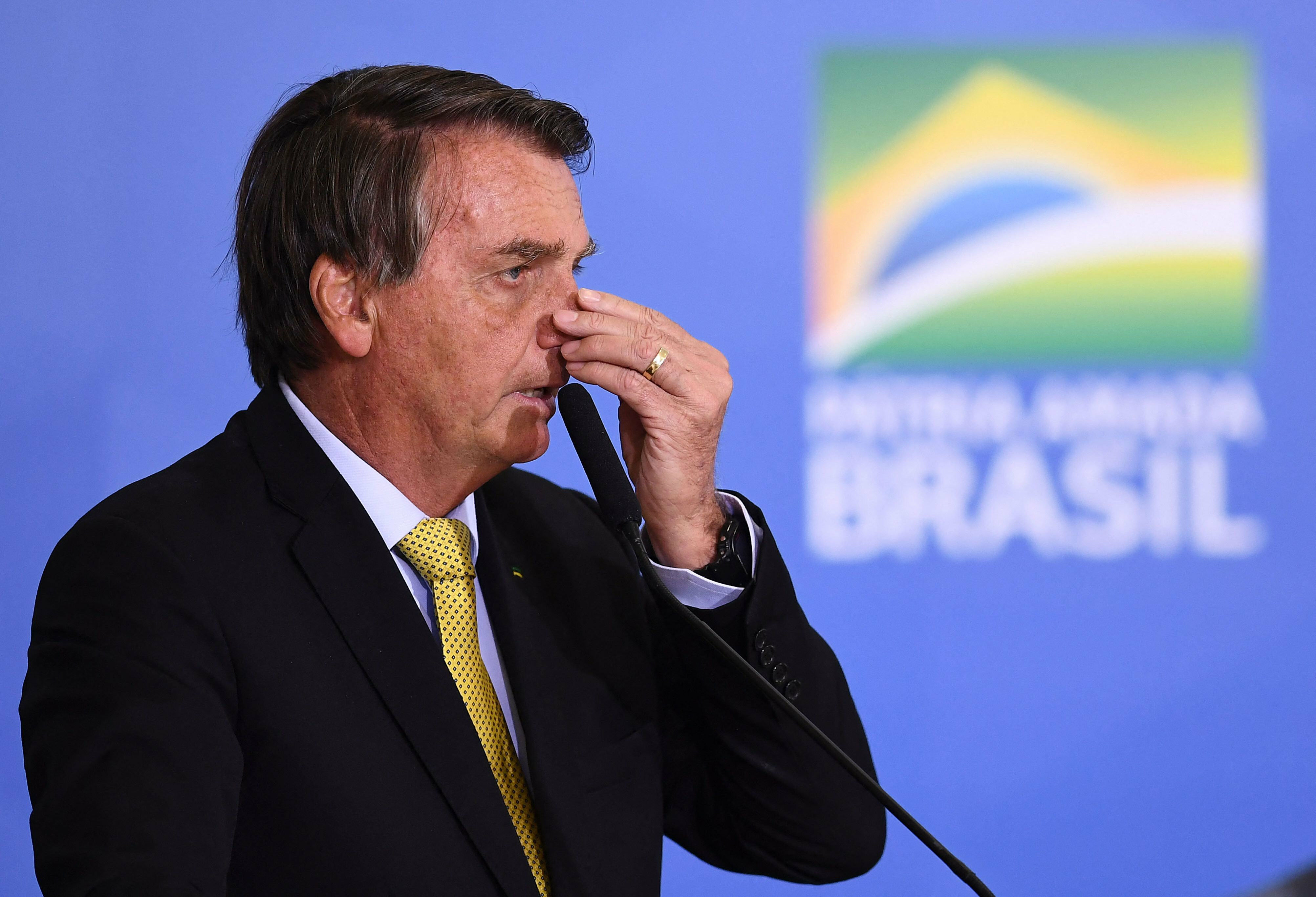 Brésil: Le Président Bolsonaro hospitalisé d'urgence