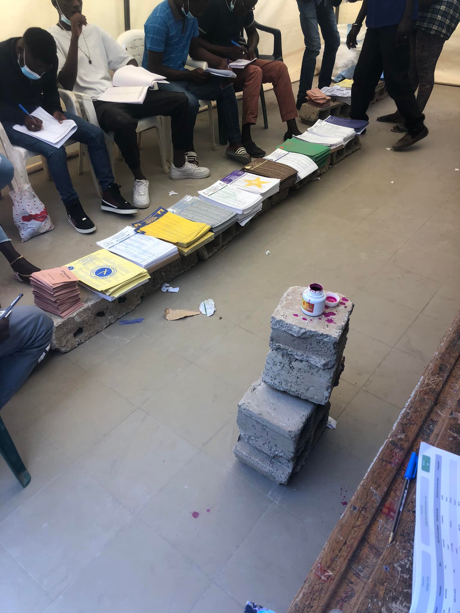 Des briques servant de tables : le régime de Macky SALL récidive