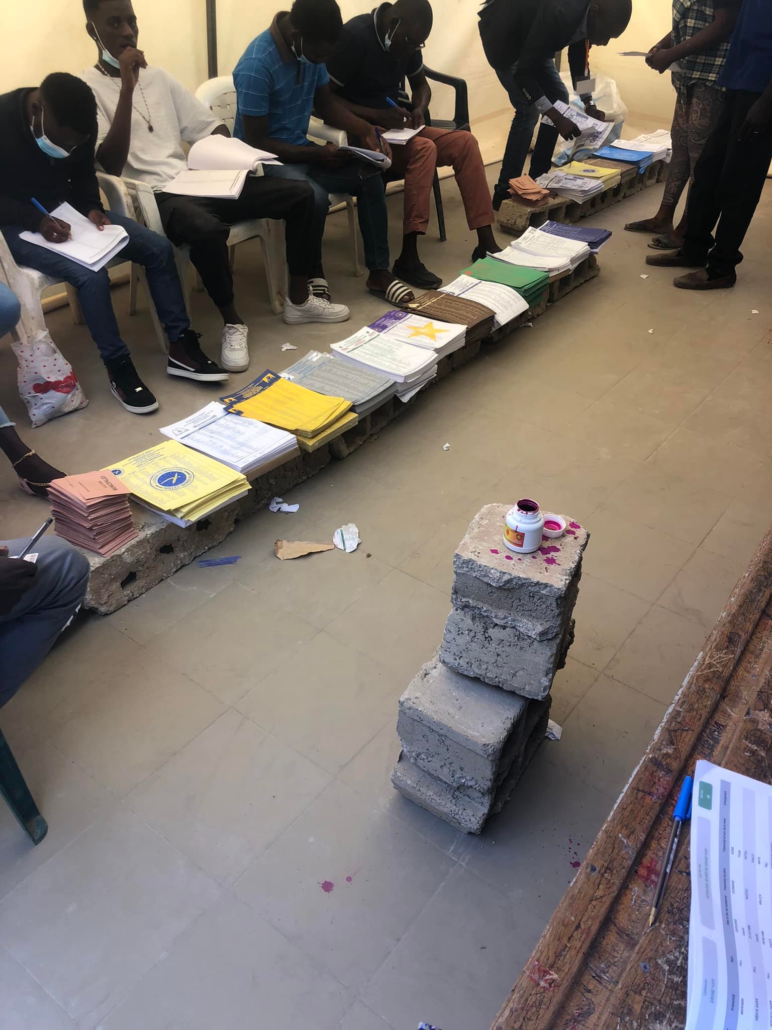 Des briques servant de tables : le régime de Macky SALL récidive