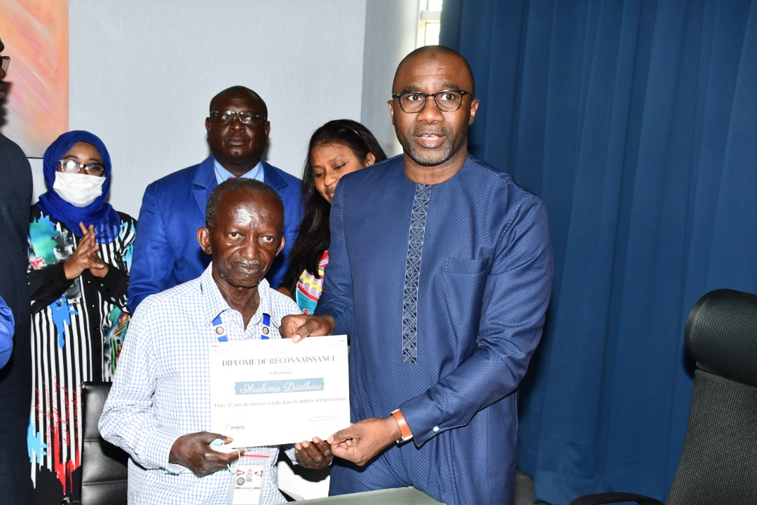 Après 47 ans de bénévolat à l’aéroport de Ziguinchor, Ibrahima Diédhiou décroche son premier contrat d’embauche