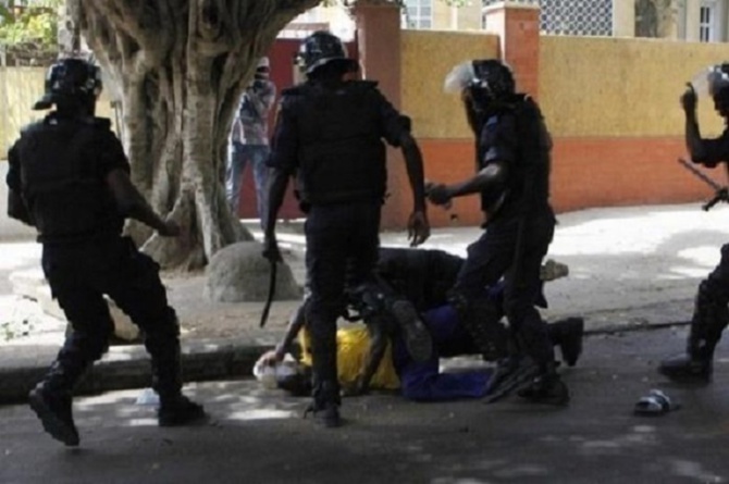 Sénégal, un commissaire de police traîné en justice après avoir torturé un enfant de 12 ans