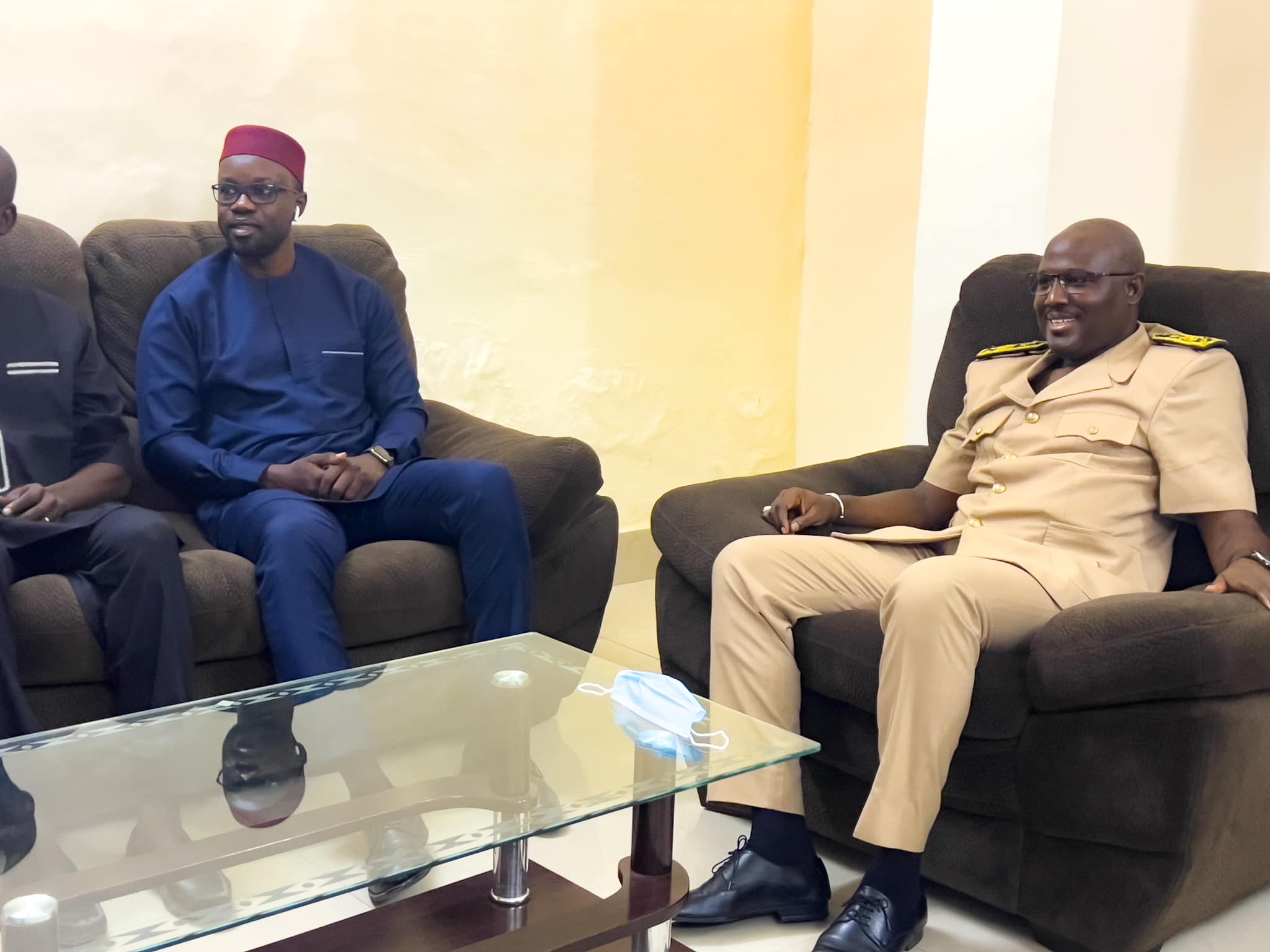  Ousmane Sonko chez le gouverneur de la région de Ziguinchor... 