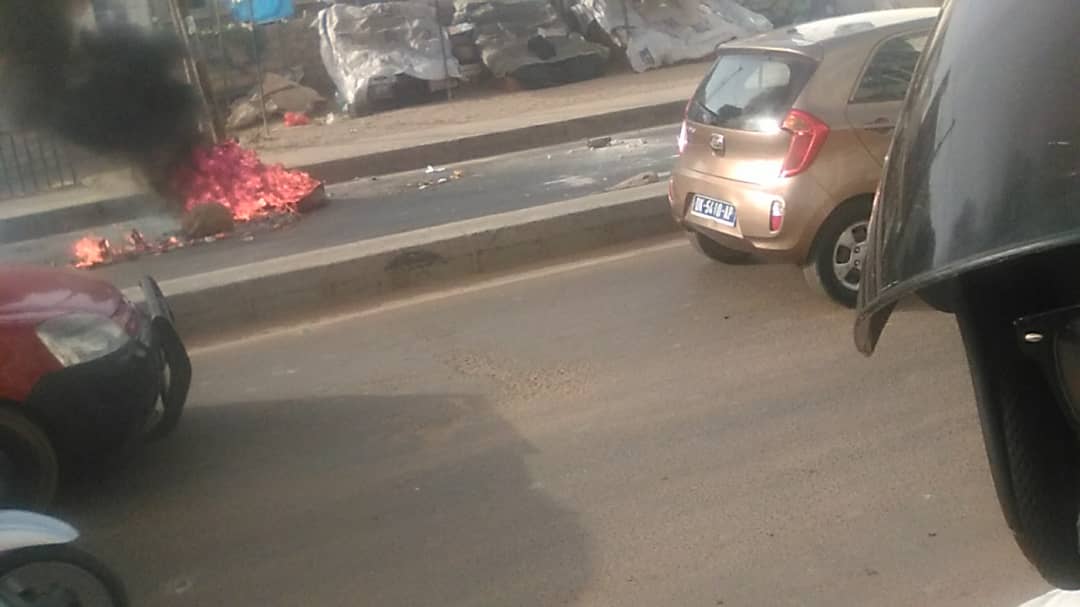 Terrains offerts aux Lions : le Collectif des jeunes “lebous” déverse leur colère et brûle des pneus 