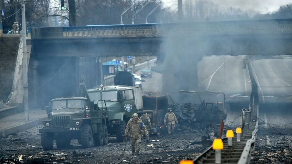 Début du couvre-feu à Kiev, intenses combats dans les villes ukrainiennes