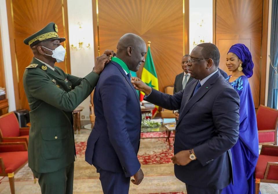 Macky élève un ancien ministre de Wade au rang de "Commandeur dans l'ordre national du Lion"