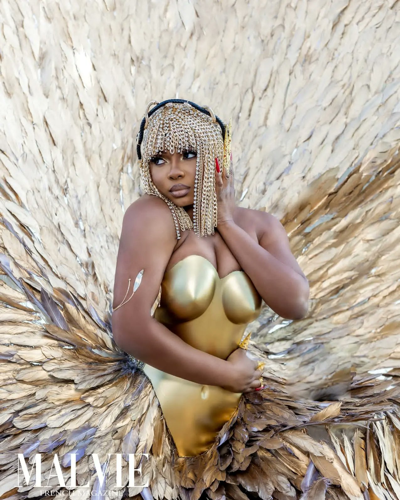 Yemi Alade, avec sa nouvelle robe à la "Une" du magazine "MALVIE