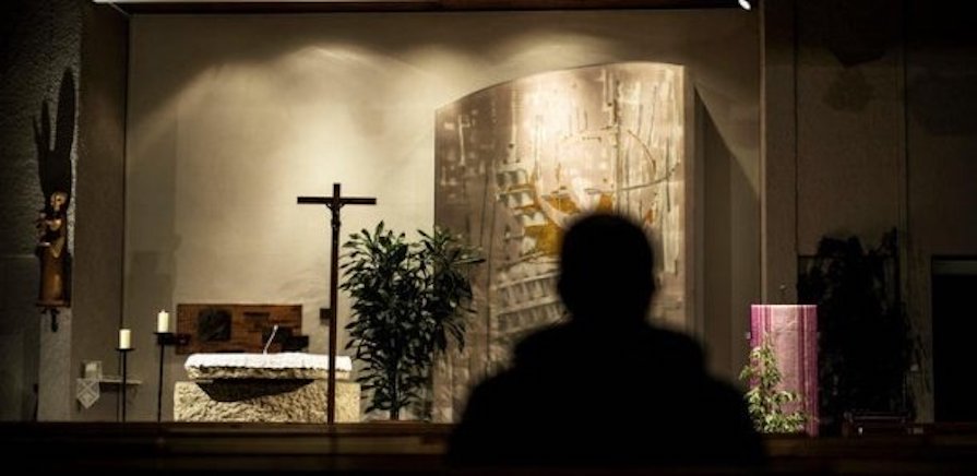 Casamance : il entre dans l’église, attaque un fidèle et fonce sur le prêtre…