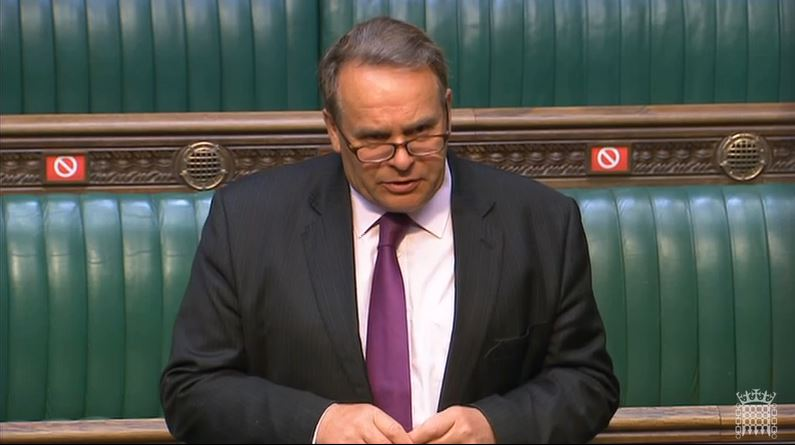 Accusé d'avoir regardé du porno au Parlement, un député britannique reconnaît les faits et démissionne