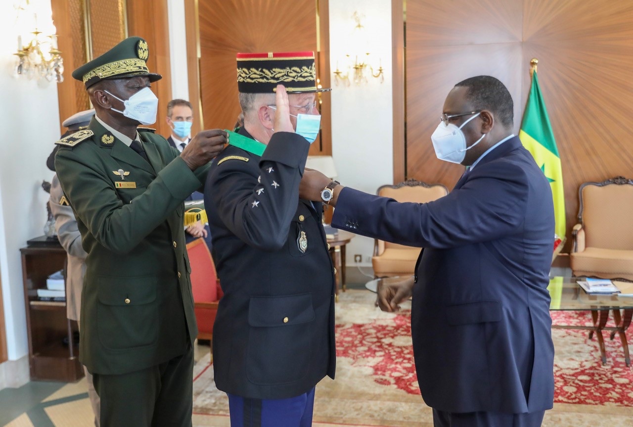 Macky élève un général français à la dignité de commandeur dans l’ordre national du lion