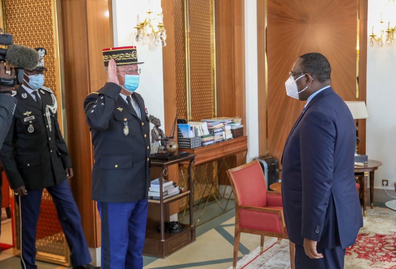 Macky élève un général français à la dignité de commandeur dans l’ordre national du lion