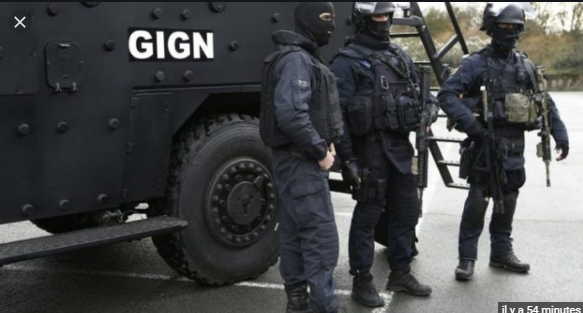 Stade Me Wade de Diamniadio : un élément du GIGN corrige un policier