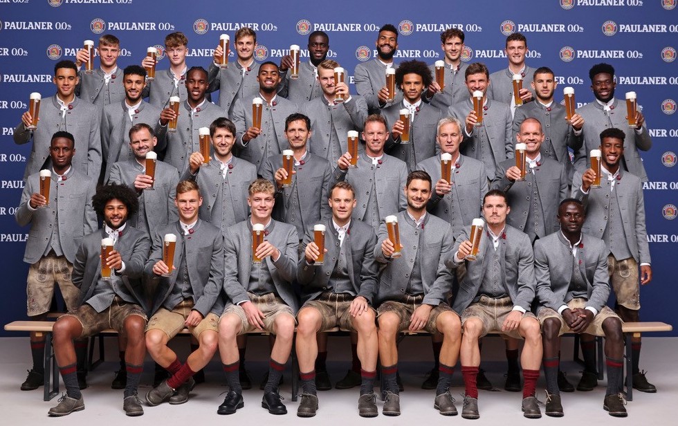 La religion s'invite à la séance photo annuelle en Lederhosen :  Sadio Mané et Mazaoui ont zappé la tasse de bière