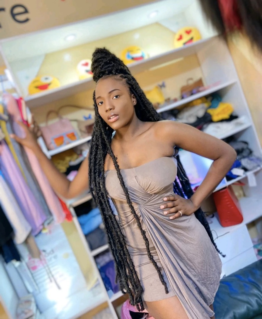 La ravissante actrice Adja alias Arame de la série « Valeurs » dans une très belle robe