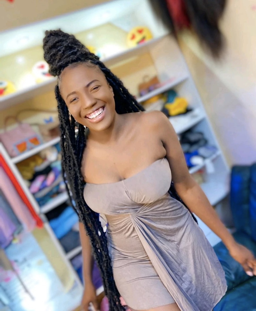 La ravissante actrice Adja alias Arame de la série « Valeurs » dans une très belle robe