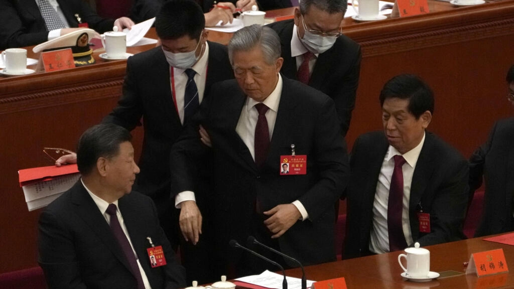 Chine: l'ex-président Hu Jintao expulsé de la salle du congrès du Parti communiste ?