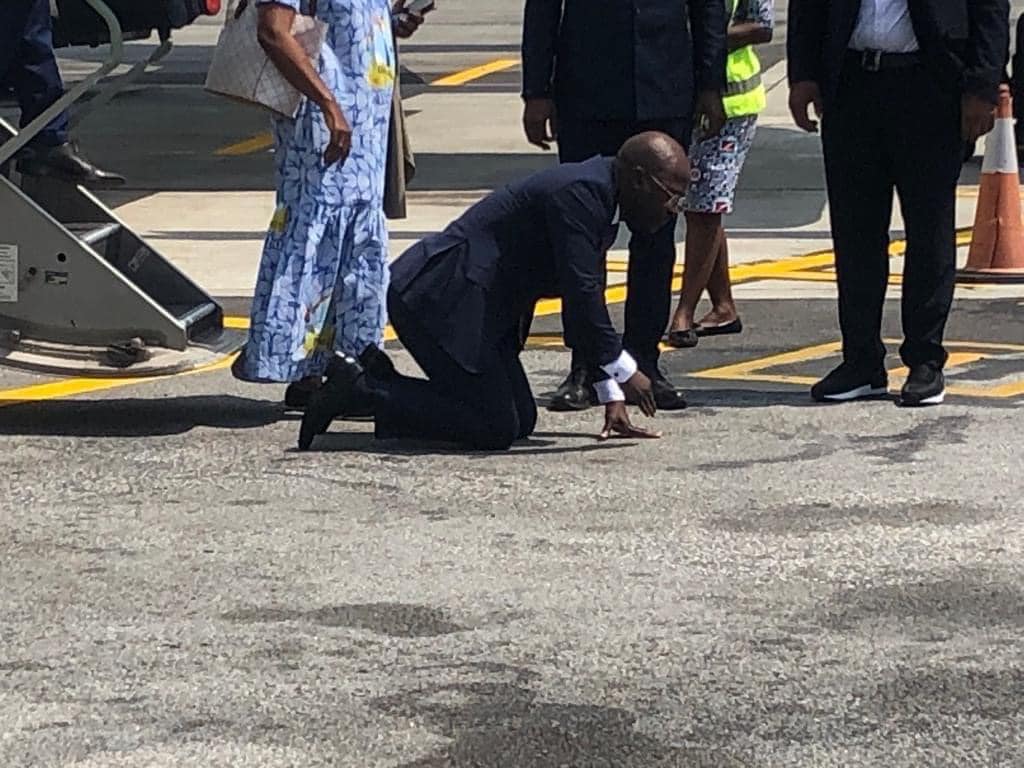 A sa descente, Charles Blé Goudé a embrassé le sol ivoirien