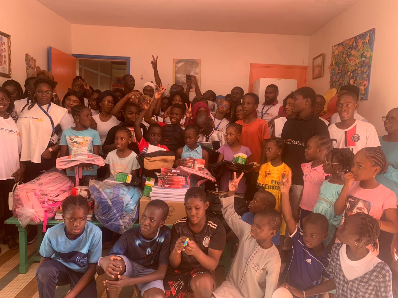SOUTIENS AUX FAMILLES : Plus de 100 kits scolaires offerts au village d’enfant SOS
