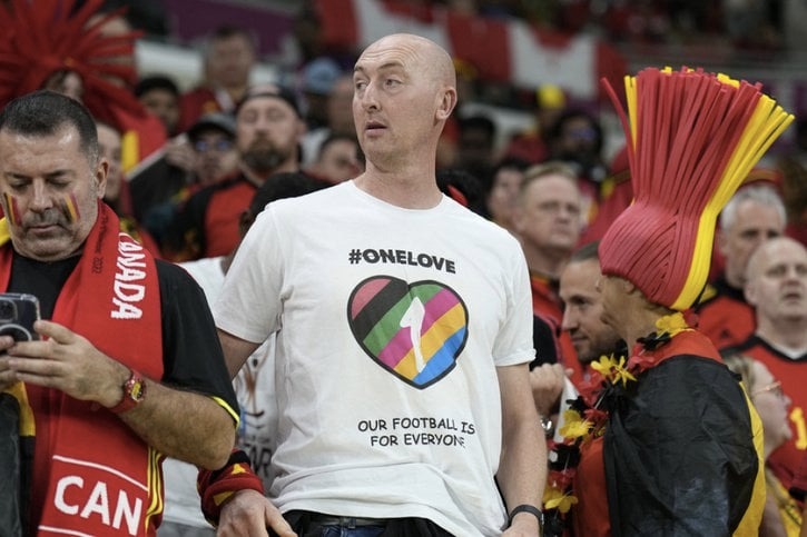 ARGENTINE - PAYS-BAS : Décès en plein match du journaliste américain qui avait porté un t-shirt arc-en-ciel