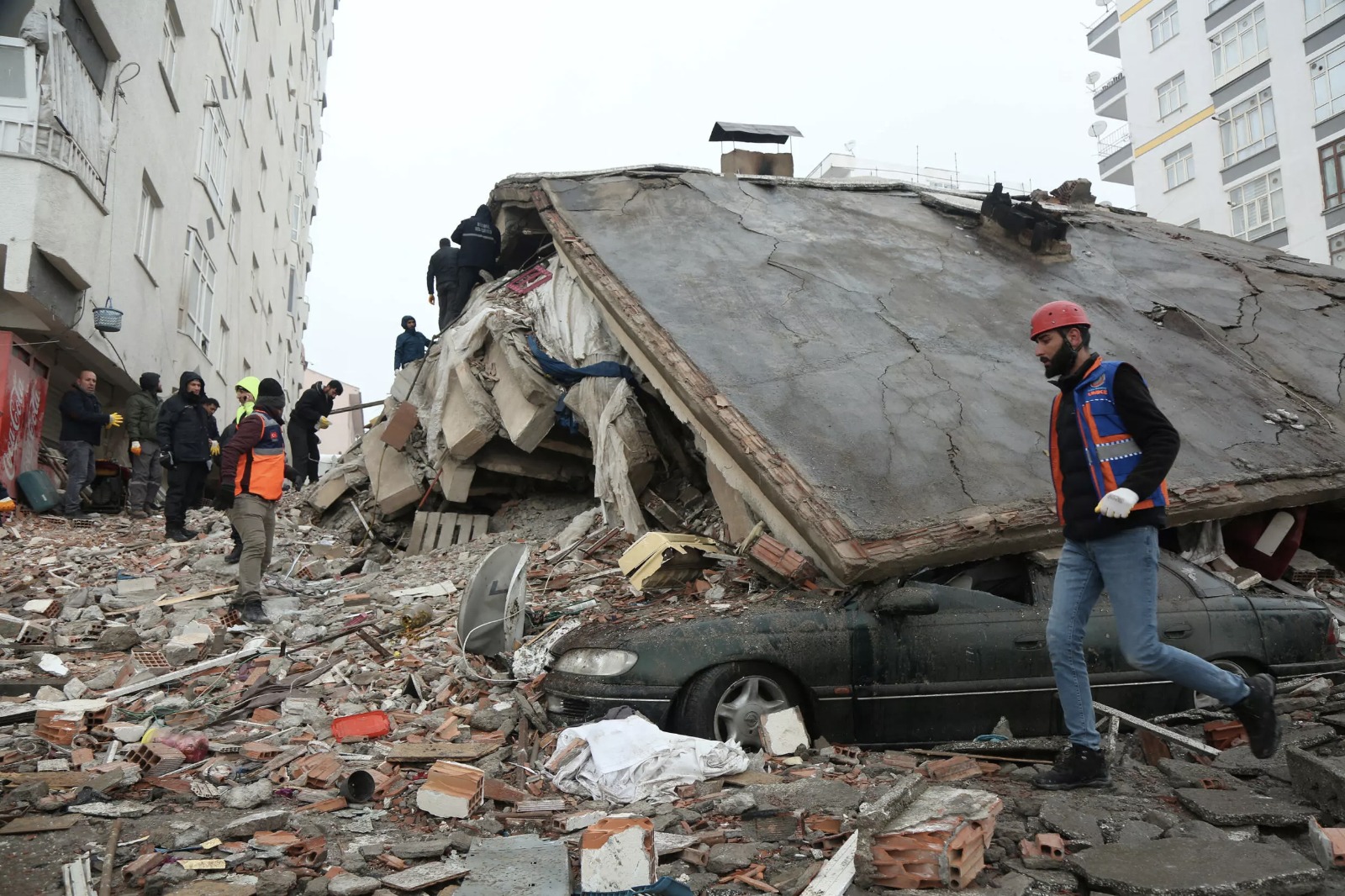 Des séismes font plus de 3000 morts en Turquie et en Syrie
