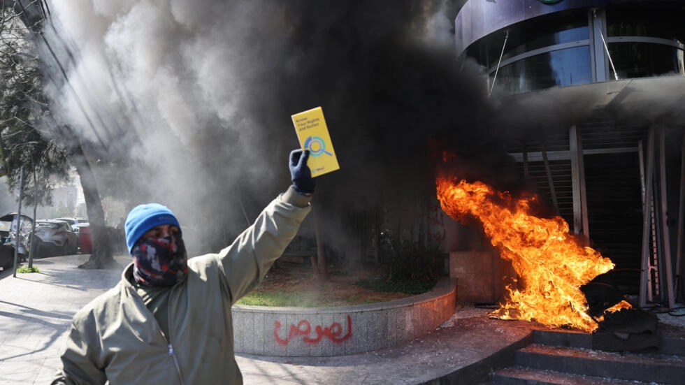 Crise au Liban: des manifestants en colère vandalisent des banques